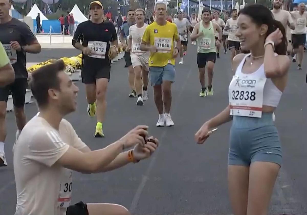 42ος Αυθεντικός Μαραθώνιος 2025: Έκανε πρόταση γάμου στη σύντροφό του και αποθεώθηκε από τον κόσμο 2 stigmiotypo othonis 2025 11 09 12.32.03