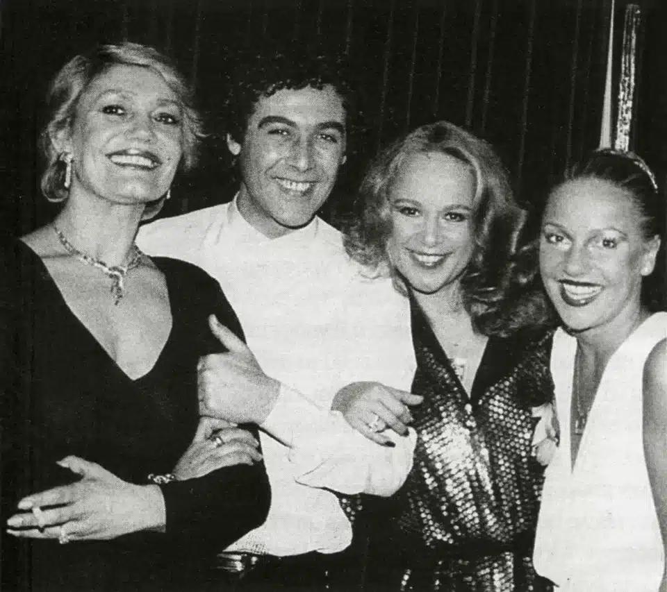 Ο «κρυφός» γάμος της Μαρινέλλας με τον Τόλη στο Παγκράτι φορώντας τζιν και το «παιδί» τους 2 tolis voskopoulos marinella aliki vougiouklaki.png