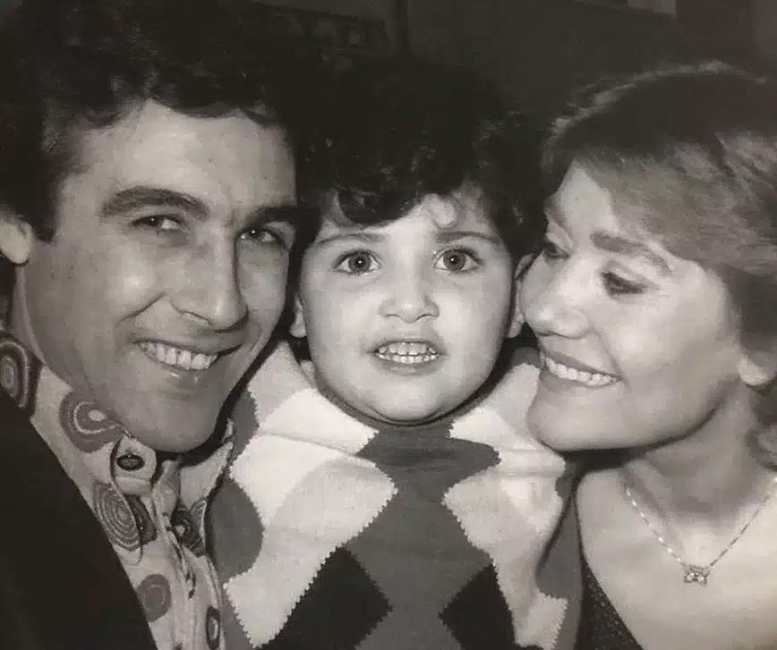 Ο «κρυφός» γάμος της Μαρινέλλας με τον Τόλη στο Παγκράτι φορώντας τζιν και το «παιδί» τους 3 toli voskopoulos marinella kori georgina.jpg