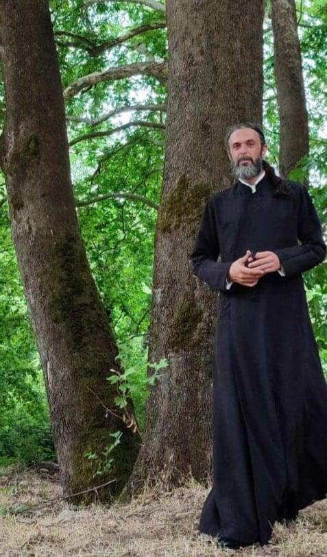 Βόμβα στην ελληνική Εκκλησία – Αυτός είναι ο ιερέας που διακινούσε κοκαΐνη και παράνομους μετανάστες. 10 482233456 1176569054477364 2034641255868165258 n