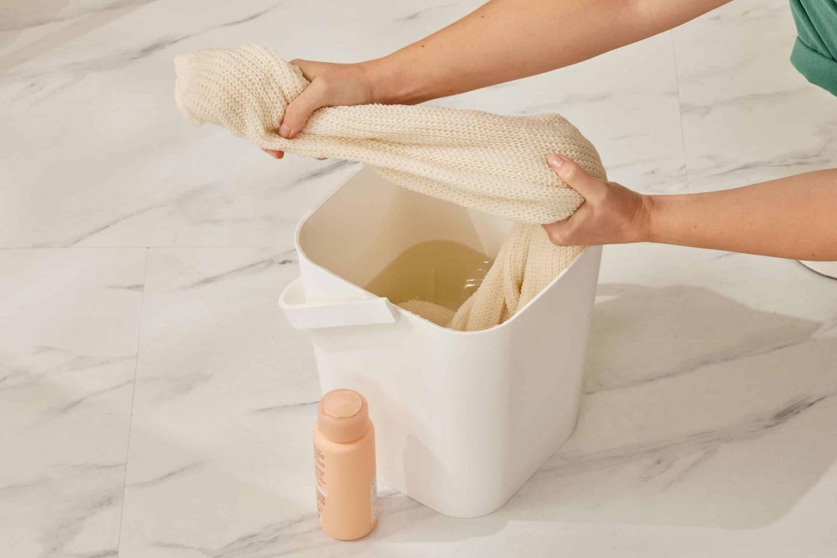 20 κορυφαία κόλπα πλυσίματος όλων των εποχών 2 bhg laundry hack unshrink clothes hero 3x2 0383 60rwlpw6ki bunxr7eecac 262ec468273040bc8fe63175da1c5e2f scaled