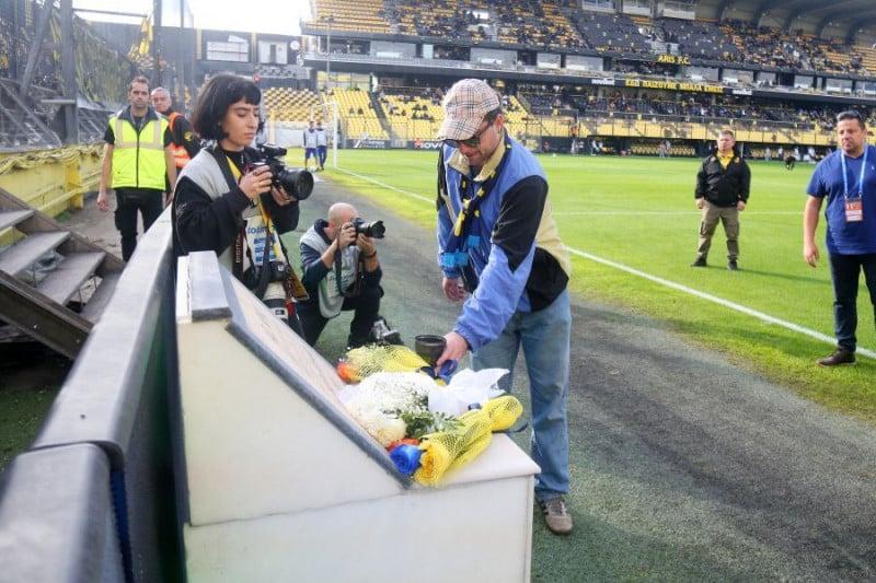 Τρομερή στιγμή σε Βικελίδης! Άφησαν λουλούδια για τον Άλκη φίλοι του Αστέρα