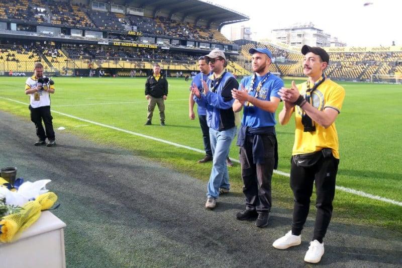 Τρομερή στιγμή σε Βικελίδης! Άφησαν λουλούδια για τον Άλκη φίλοι του Αστέρα