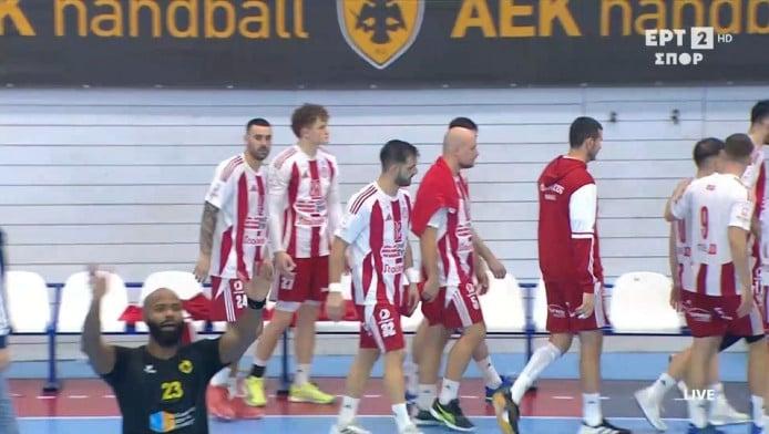Χαμός στο ΑΕΚ-Ολυμπιακός: Αποχώρησαν οι Ερυθρόλευκοι (ΒΙΝΤΕΟ)
