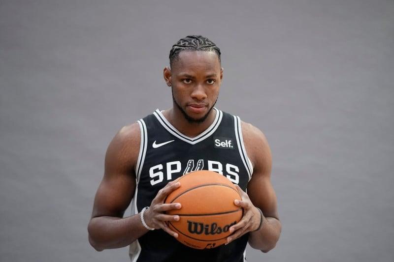 Ο Μπάσι με τη φανέλα των Σαν Αντόνιο Σπερς