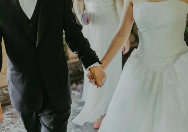 Ο πατέρας μου πήρε τα εύσημα ότι πλήρωσε για τον γάμο μου κατά τη διάρκεια της πρόποσής του – αλλά ήταν ο πατριός μου που πλήρωσε τα πάντα.