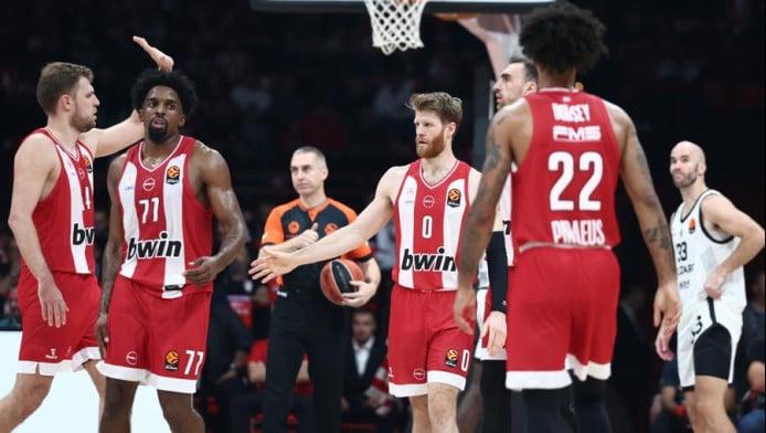 Απίστευτο: Χτύπησε το κεφάλι στα αποδυτήρια και χάνει Ολυμπιακό!