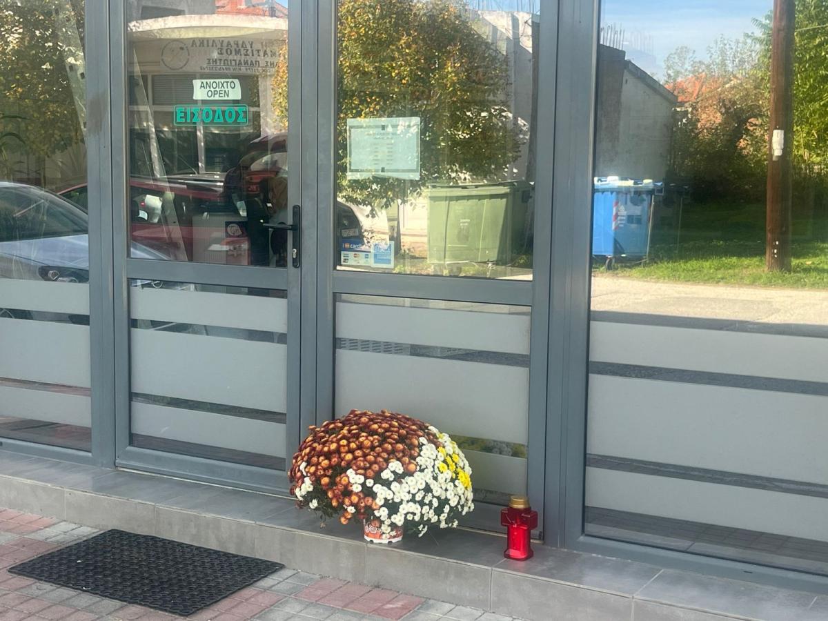 Ένα μπουκέτο λουλούδια μπροστά από το κρεοπωλείο