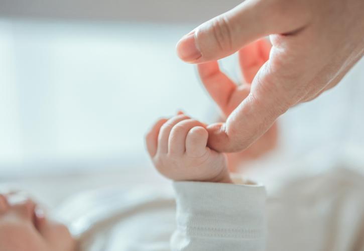 shutterstock dimografiko gennisi mwro mitera