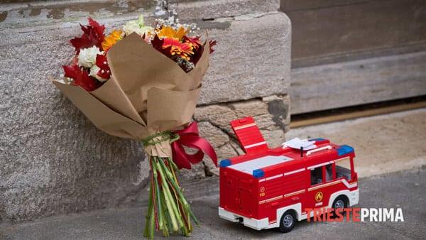 55χρονη σκότωσε τον 9χρονο γιο της - του έκοψε τον λαιμό με κουζινομάχαιρο 4 fiori lasciati davanti alla casa di muggia foto triesteprima