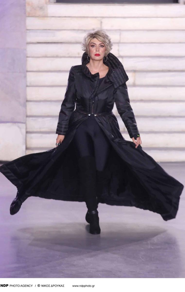 The Chase: Η «γυναίκα με τα μαύρα» περπάτησε στην πασαρέλα της Athens Fashion Week ντυμένη ολόκληρη στα μαύρα 1 2 20 scaled