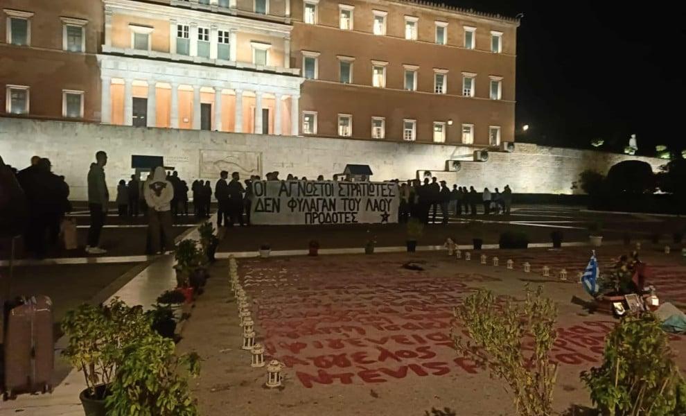 Μέλη του Ρουβίκωνα ύψωσαν πανό μπροστά στον Άγνωστο Στρατιώτη – 23 προσαγωγές 2 whatsapp image 2025 11 14 at 74112 pm