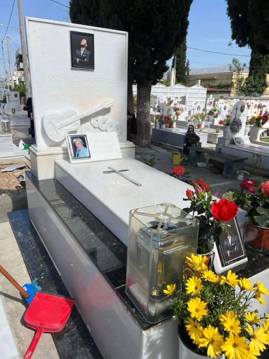 Παντελής Παντελίδης: Έτσι είναι ο τάφος του σήμερα 9 χρόνια μετά το μοιραίο τροχαίο 1 111