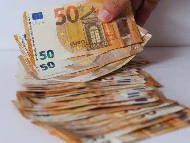 7 μέρη στο σπίτι σας που προσελκύουν τη φτώχεια αν έχετε χρήματα εκεί 5 hand man counting 50 euro 704403530