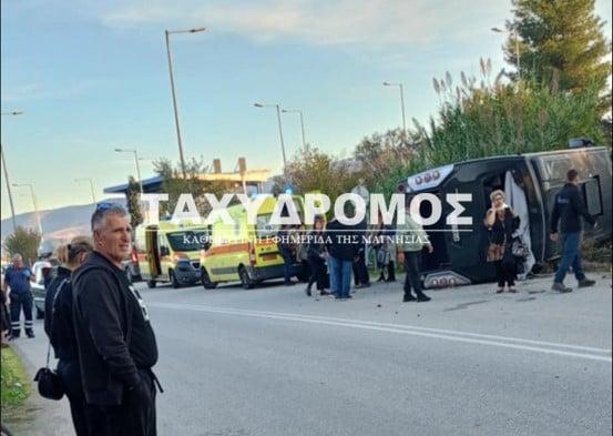Εκτροπή λεωφορείου με 40 επιβάτες έξω από τον Ριζόμυλο του Βόλου – Στο νοσοκομείο 14 ελαφρά τραυματίες 6 0 02 05 962b866d2493e46d585afa7adb1c160dc98d98ec5e2476a3eb36ca22ccb76ceb cea7f43216769a0
