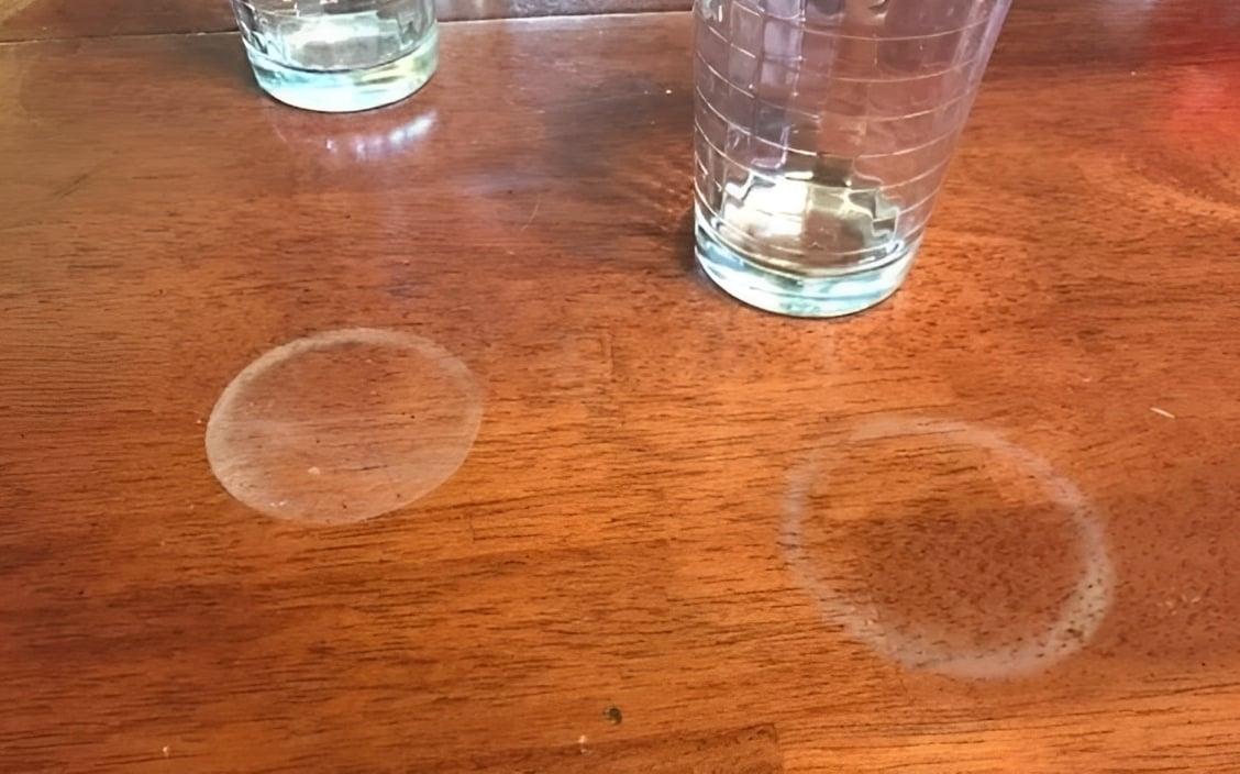Η αδερφή μου μου έμαθε αυτό το κόλπο για να αφαιρώ τα σημάδια από νερό στα ξύλινα έπιπλα σε μόλις 3 λεπτά χωρίς καθόλου κόπο. Δείτε πώς λειτουργεί. 1 1 11