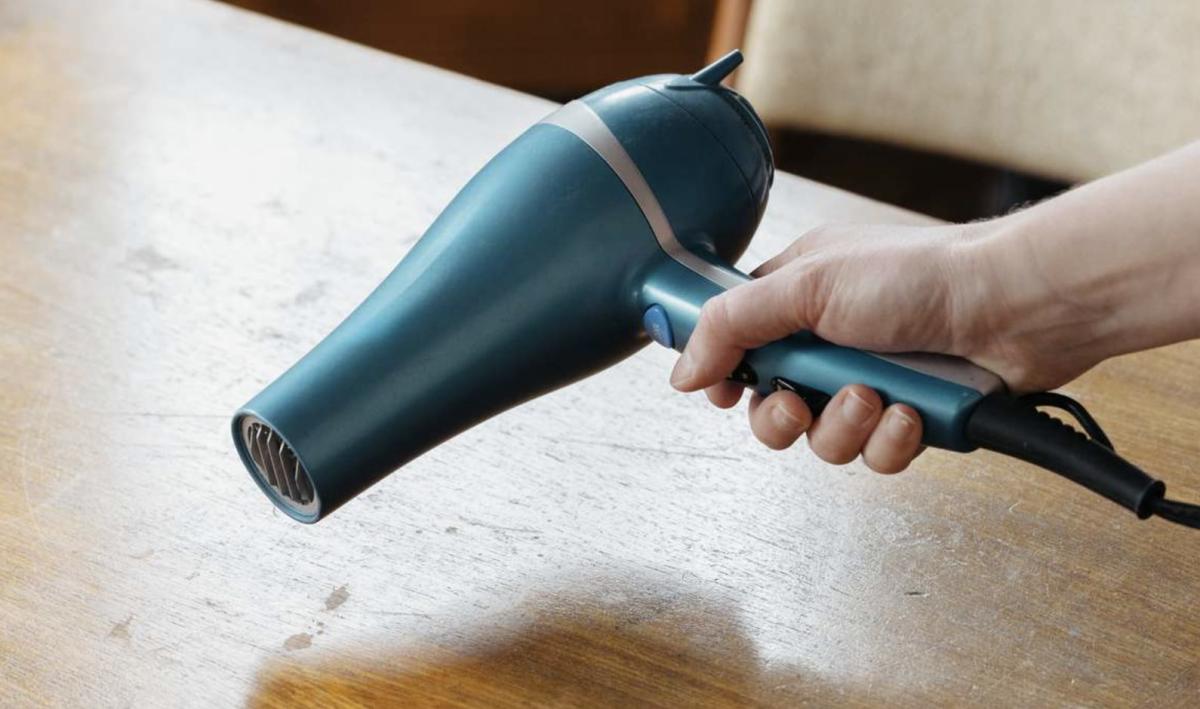 Η αδερφή μου μου έμαθε αυτό το κόλπο για να αφαιρώ τα σημάδια από νερό στα ξύλινα έπιπλα σε μόλις 3 λεπτά χωρίς καθόλου κόπο. Δείτε πώς λειτουργεί. 2 2 7