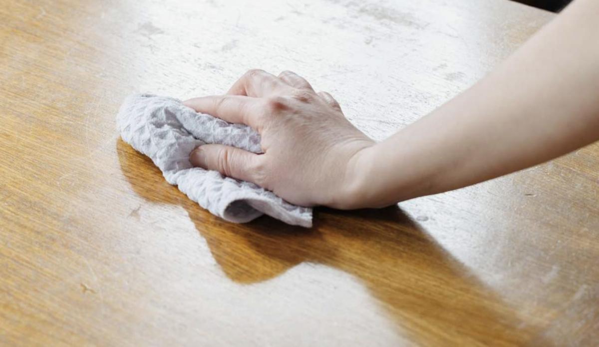 Η αδερφή μου μου έμαθε αυτό το κόλπο για να αφαιρώ τα σημάδια από νερό στα ξύλινα έπιπλα σε μόλις 3 λεπτά χωρίς καθόλου κόπο. Δείτε πώς λειτουργεί. 3 3 6