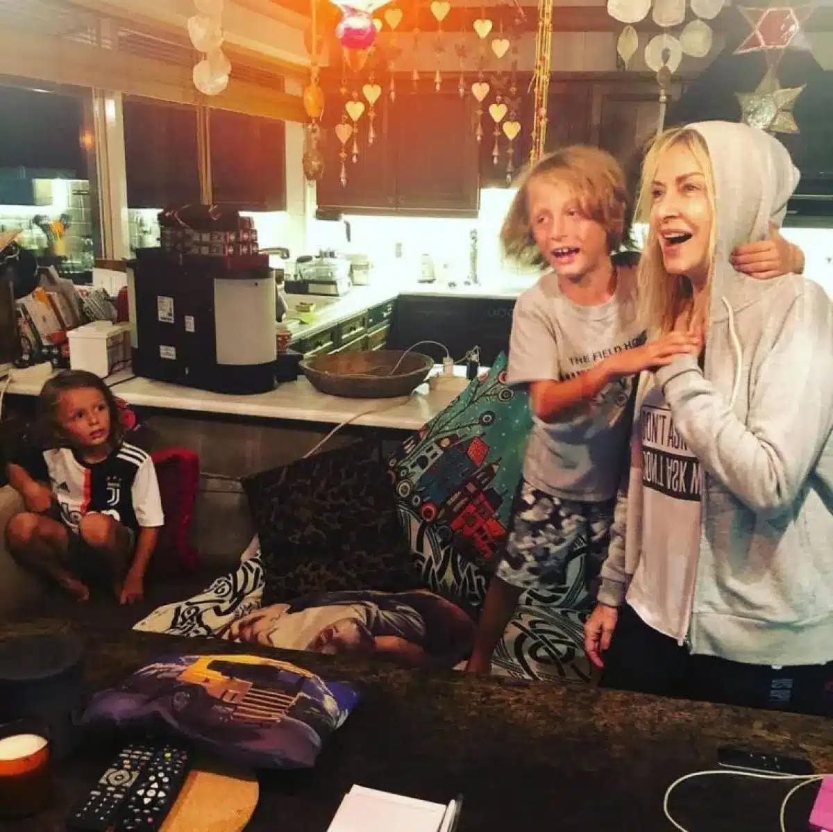 Άννα Βίσση: Η βίλα της στην Εκάλη από πέτρα, με την πισίνα και το γήπεδο τένις 2 bissi spiti kouzina.jpg