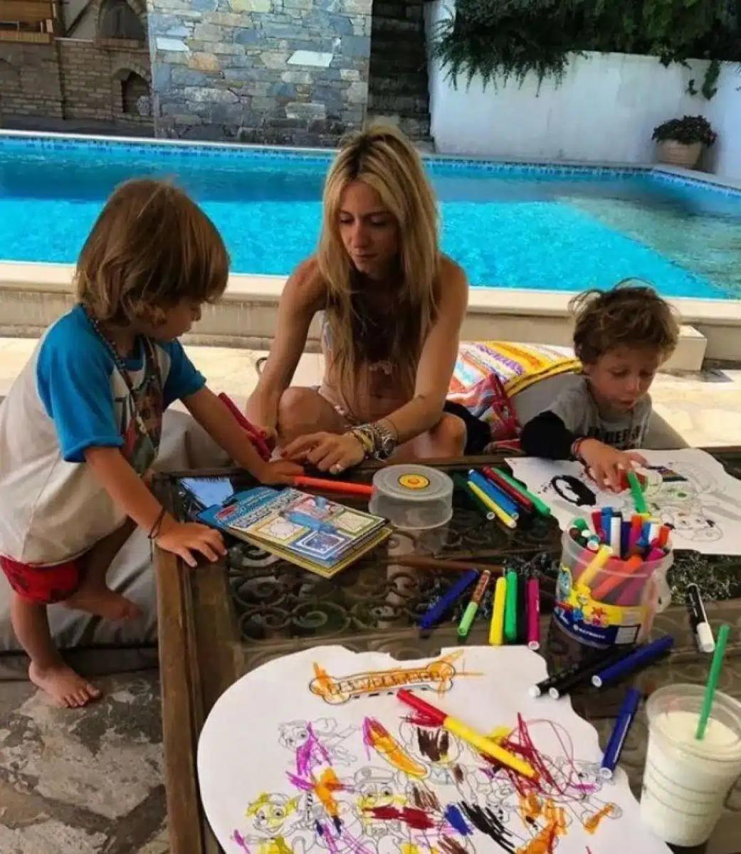 Άννα Βίσση: Η βίλα της στην Εκάλη από πέτρα, με την πισίνα και το γήπεδο τένις 4 bissi spiti pisina.jpg