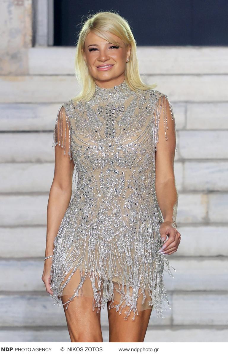 Εκθαμβωτική η Φαίη Σκορδά - Περπάτησε στην πασαρέλα με σούπερ μίνι φόρεμα και τις έσβησε όλες με τα καλλίγραμμα πόδια της 11 5 9 scaled