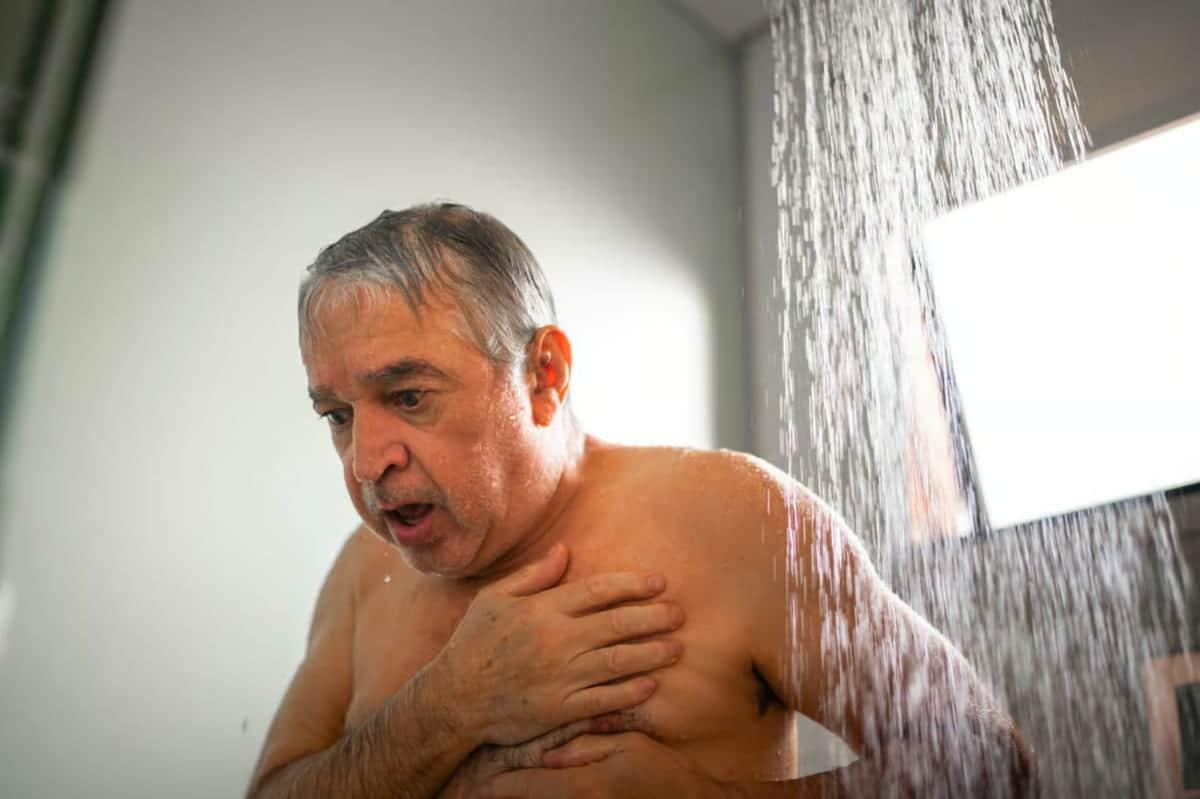 Πόσο συχνά πρέπει να κάνετε μπάνιο μετά τα 65 (και γιατί το να πλένεστε συχνά μπορεί να είναι επικίνδυνο) 1 shower skin aging