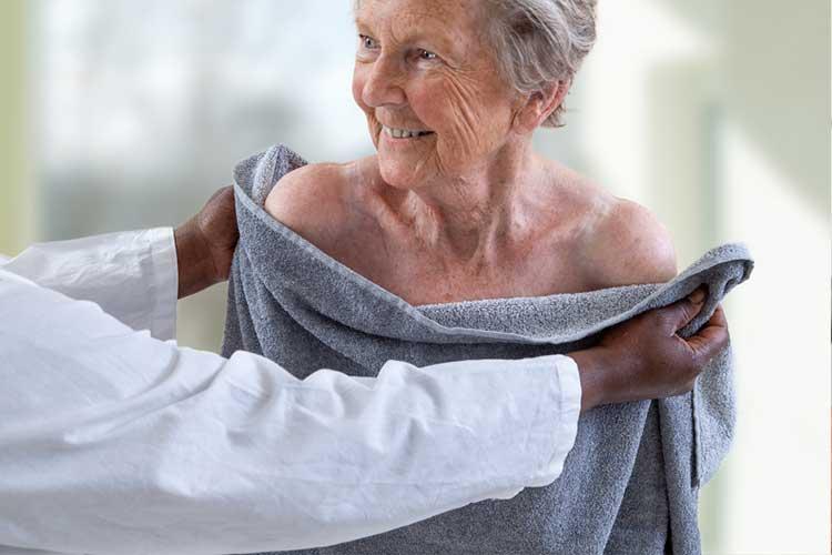 Πόσο συχνά πρέπει να κάνετε μπάνιο μετά τα 65 (και γιατί το να πλένεστε συχνά μπορεί να είναι επικίνδυνο) 3 20190910.2 body 1