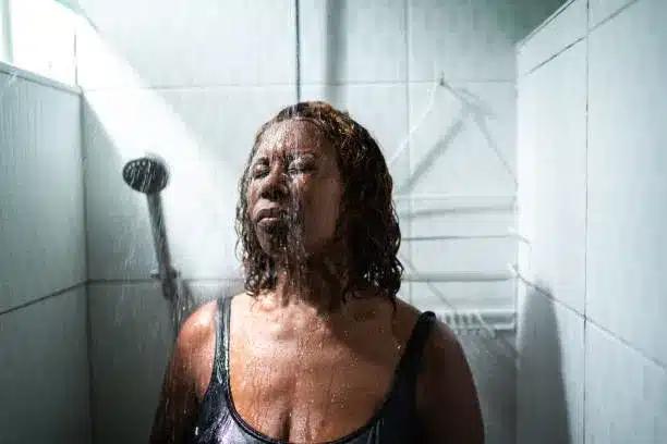 Πόσο συχνά πρέπει να κάνετε μπάνιο μετά τα 65 (και γιατί το να πλένεστε συχνά μπορεί να είναι επικίνδυνο) 4 istockphoto 1450173304 612x612 1