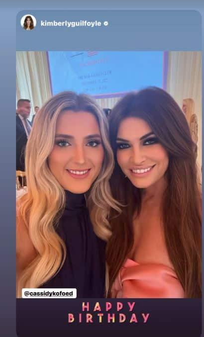 Οι 2 άγνωστες πανέμορφες συνοδοί της Κίμπερλι που κανείς δεν ξέρει τι καθήκοντα έχουν και τι προσφέρουν στη Πρέσβειρα 4 251113171952 cassidykofoed