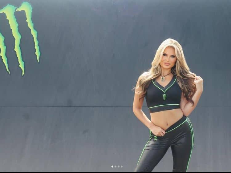 Οι 2 άγνωστες πανέμορφες συνοδοί της Κίμπερλι που κανείς δεν ξέρει τι καθήκοντα έχουν και τι προσφέρουν στη Πρέσβειρα 7 251113175838 den1