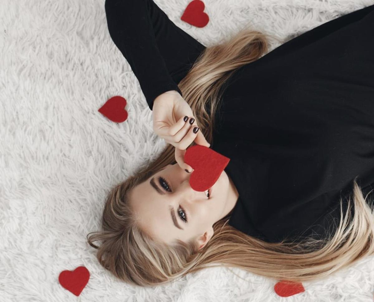 Εάν μια γυναίκα είναι κρυφά εpωτευμένη μαζί σας, συνήθως θα εμφανίσει αυτές τις 7 συμπεριφορές 3 2 7