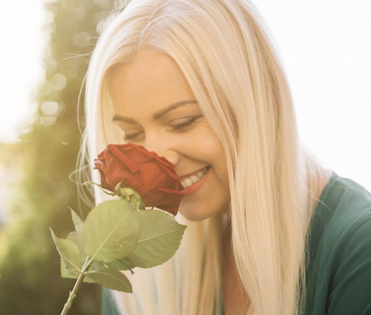 Εάν μια γυναίκα είναι κρυφά εpωτευμένη μαζί σας, συνήθως θα εμφανίσει αυτές τις 7 συμπεριφορές 4 1 10