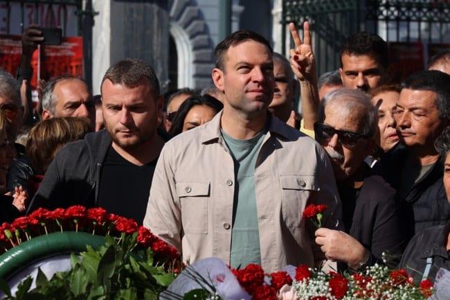 Ο Στέφανος Κασσελάκης κατέθεσε στεφάνι στο Πολυτεχνείο - Μαζί του η Μέλπω Λεκατσά 2 fa5e146387e440f2aaa78ddec8426fdb