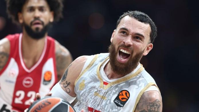 Φρίκαρε ο Τζέιμς! - Πήγε να ορμήσει σε διαιτητή (ΒΙΝΤΕΟ)