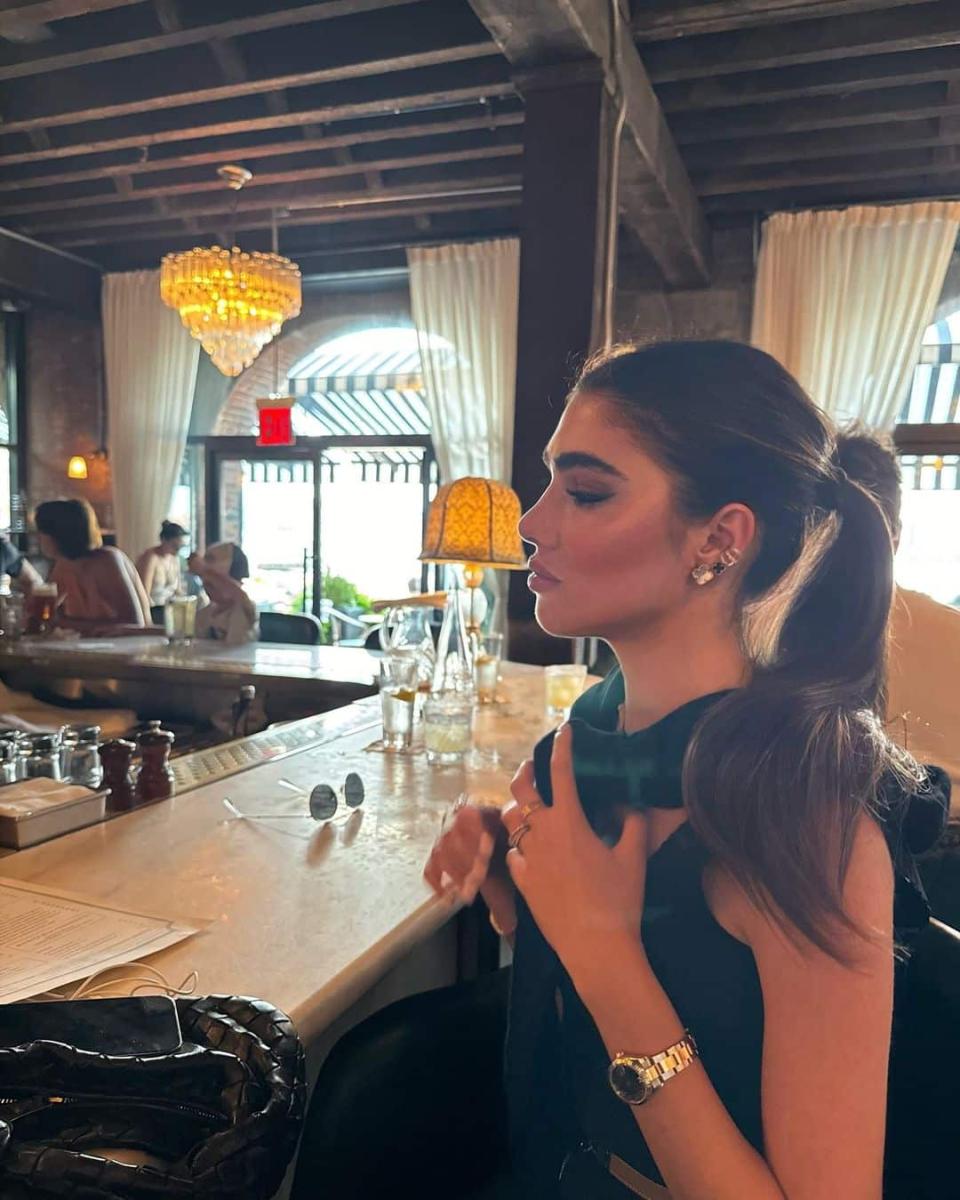 Όλοι ψάχνουν να βρουν ποια είναι - Από κοpιτσάκι έγινε η πιο περιζήτητη νύφη της Ελλάδας 4 2 9