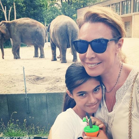 Όλοι ψάχνουν να βρουν ποια είναι - Από κοpιτσάκι έγινε η πιο περιζήτητη νύφη της Ελλάδας 13 images elle 19916 aaaaa