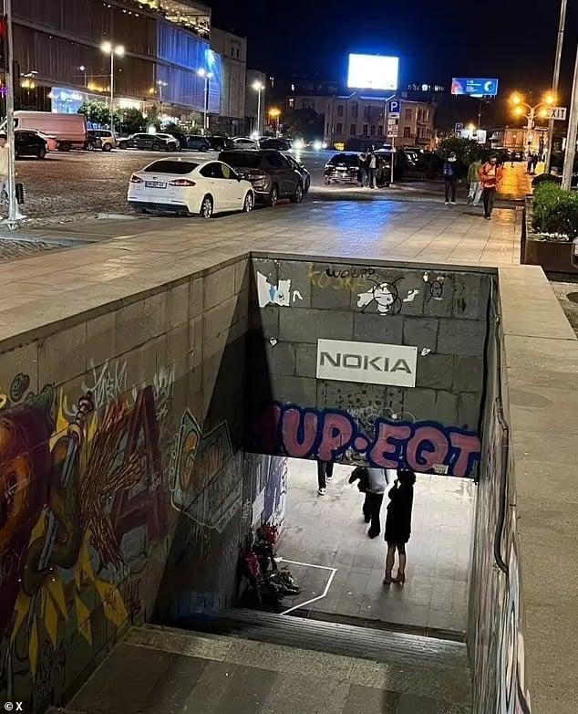 Περπατούσε στον δρόμο, σκόνταψε και πέθανε: Θρήνος για 24χρονη – Το σοκαpιστικό βίντεο με τη στιγμή που πέφτει νεκpή 1 90364627 13915833 image shows underground passage where alina fell flowers have be a 5 1727882461253