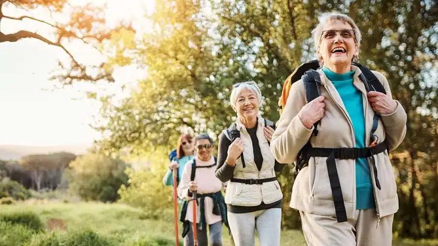 Τα πόδια σας είναι τα πρώτα που χάνουν δύναμη! Φάτε αυτές τις 10 τροφές για να τα δυναμώσετε 6 elderly women hiking trail 888x5 1