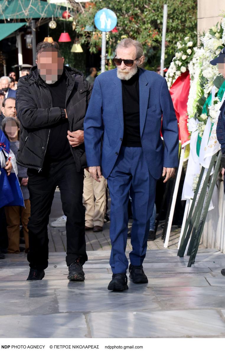 Λεβέντης στα 88 του: Ο Γιώργος Βαρδινογιάννης σε σπάνια βραδινή έξοδο, οι αγκαλιές με την ελληνική showbiz 6 444 3 scaled