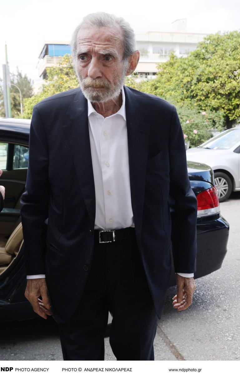 Λεβέντης στα 88 του: Ο Γιώργος Βαρδινογιάννης σε σπάνια βραδινή έξοδο, οι αγκαλιές με την ελληνική showbiz 7 555 scaled