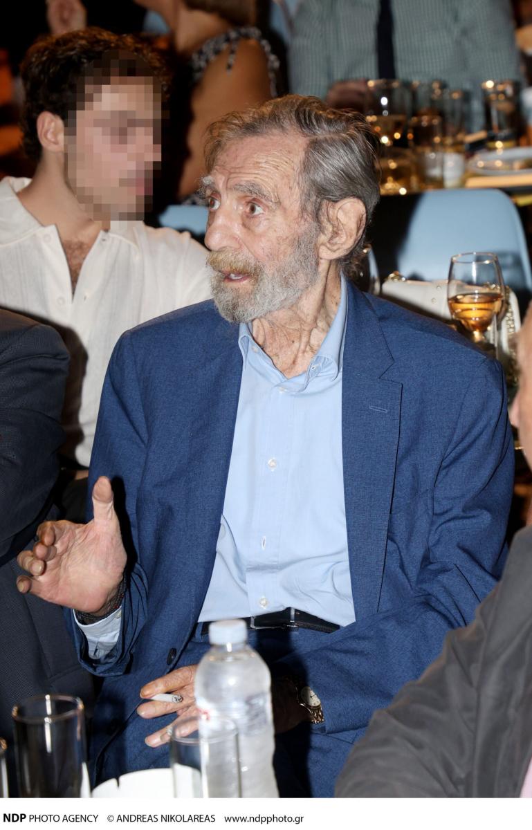 Λεβέντης στα 88 του: Ο Γιώργος Βαρδινογιάννης σε σπάνια βραδινή έξοδο, οι αγκαλιές με την ελληνική showbiz 8 555555 scaled
