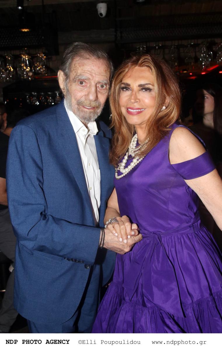 Λεβέντης στα 88 του: Ο Γιώργος Βαρδινογιάννης σε σπάνια βραδινή έξοδο, οι αγκαλιές με την ελληνική showbiz 9 5555555 scaled