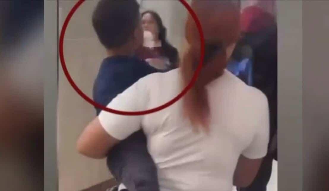 Σοκ στο Μοναστηράκι: Παιδί καπνίζει ηλεκτρονικό τσιγάρο στην αγκαλιά της μητέρας του 1 monasthraki