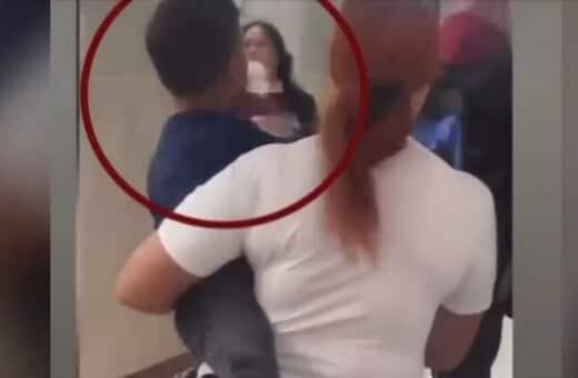 Σοκ στο Μοναστηράκι: Παιδί καπνίζει ηλεκτρονικό τσιγάρο στην αγκαλιά της μητέρας του 2 monasthraki 1