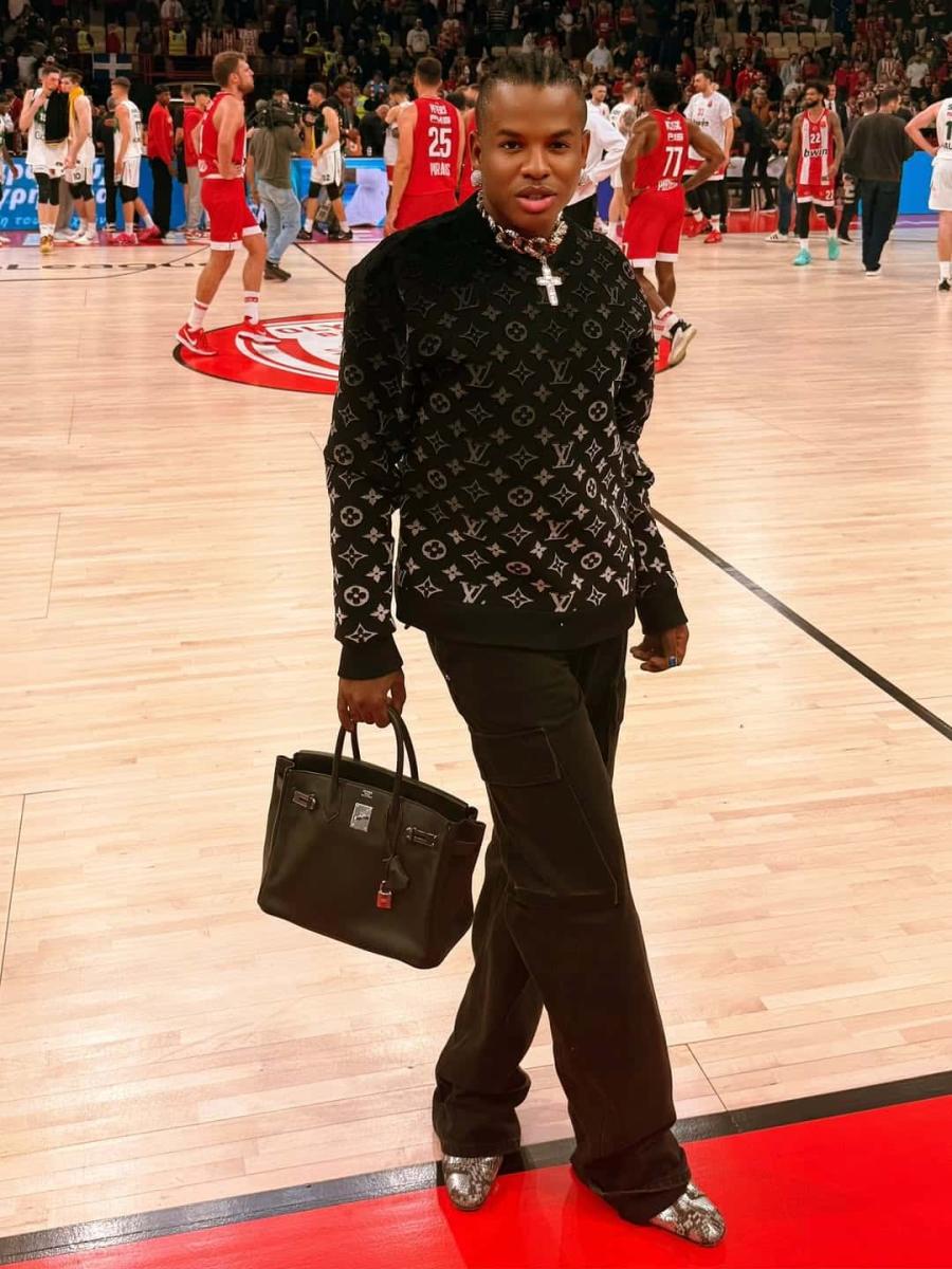 Ποιος είναι ο εντυπωσιακός άντρας που κυκλοφορεί συνέχεια δίπλα στην Κίμπερλι Γκίλφοϊλ; 1 2 34