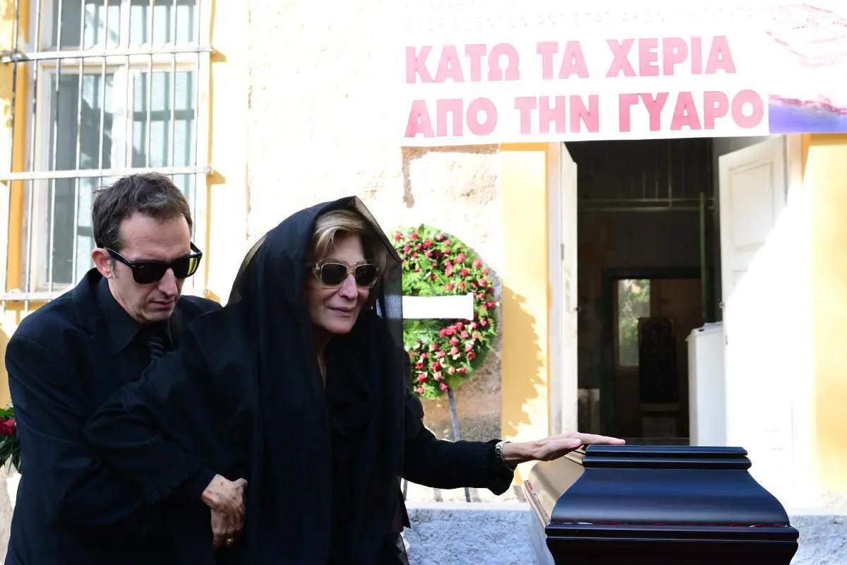 Η σύζυγος του Αλέκου Φλαμπουράρη πάνω από το φέρετρό του