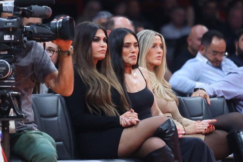 Στο ΣΕΦ με σούπερ μίνι η Κίμπερλι - Ποιον παίκτη Ολυμπιακού αποθέωσε! (Vid)