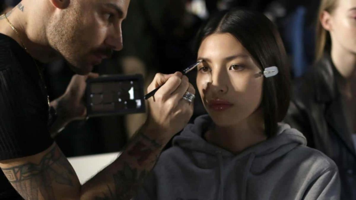 Το τρικ στο μακιγιάζ που κάνει τα μάτια να δείχνουν αμέσως μεγαλύτερα 1 natural eyebrows