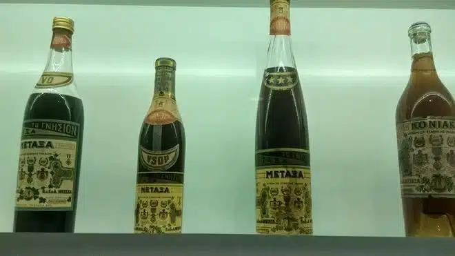 to elliniko poto apo ta sokakia toy peiraia poy katektise tin pagkosmia agora 6