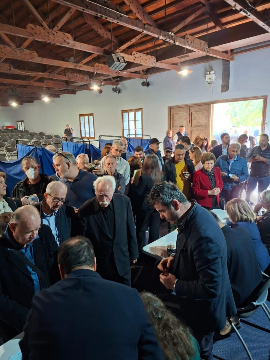 «Βούλιαξαν» τα εκλογικά κέντρα σήμερα στις εσωκομματικές εκλογές της ΝΔ 1 Εκλογείς της ΝΔ μπροστά από ένα εκλογικό κέντρο στο Ηράκλειο Κρήτης